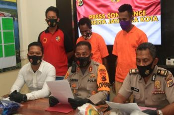 Polisi tangkap dua pengedar dan amankan 3,5 kg ganja asal PNG