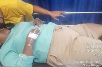 Pasutri bersama bocah 3 tahun terlibat kecelakaan dengan mobil di jalan Raya Batukliang Loteng