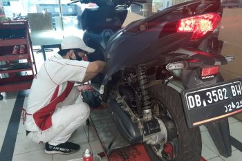AHASS lakukan servis motor Honda pelanggan Sulutgomalut di HPN