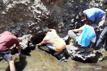 Warga temukan kali dengan air berminyak baunya seperti minyak tanah