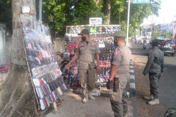 Satpol PP Mataram menertibkan PKL berjualan di trotoar