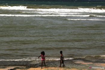 Waspadai gelombang 4-5 meter di Selatan Sumba