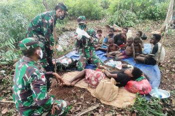 Prajurit Satgas Yonif 125/Si'mbisa bantu ibu melahirkan di perbatasan RI-PNG