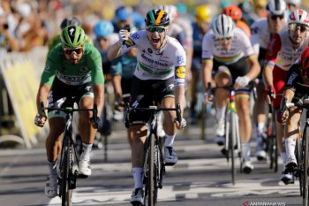 Bennett ukir kemenangan etape perdananya di Tour de France