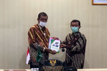 Kepala SMP di Yogyakarta membukukan pengalaman pembelajaran jarak jauh