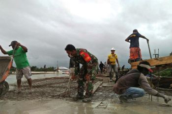 Prajurit TNI bantu bangun masjid Al Araf Kampung Mawokau Mimika
