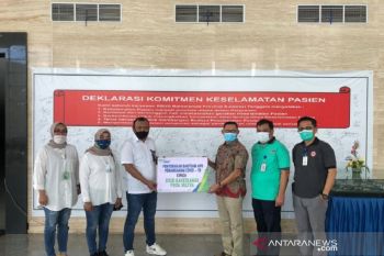 BPJAMSOSTEK membagikan APD kepada tenaga kesehatan