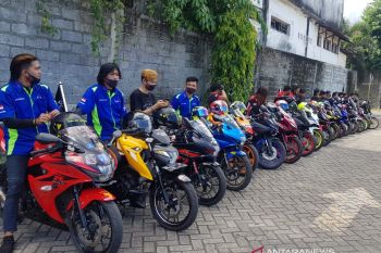 Gelar Sunmori, komunitas klub motor di Manado bersih-bersih pantai Tasik Ria