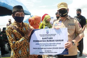 Selain APBN, Gubernur serahkan bantuan APBD di Sebatik