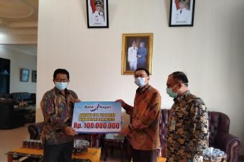 Bank Nagari serahkan CSR pendidikan Rp100 juta