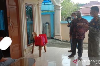 Pemkab Pessel serahkan bantuan ke pasien COVID-19