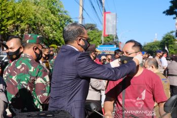 Gubernur Sulsel bagikan masker ke pengguna jalan di Makassar