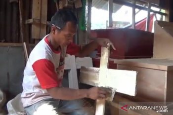 Pemesan peti jenazah di daerah ini meningkat tiga kali lipat