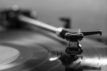 Penjualan vinyl lampaui pendapatan CD, pertama kali sejak tahun 1980-an
