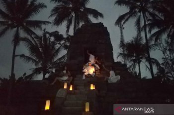 Seniman menampilkan "Lumbung Donga" dalam Festival Lima Gunung