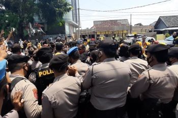 Memaksa masuk ke area Bawaslu, pendukung Ike-Zam sempat bersitegang dengan aparat