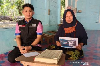 Membahagiakan guru ngaji di Tapung