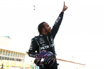 Lewis Hamilton juarai GP Tuscan yang kacau balau