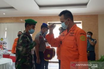 Basarnas latihan menangani kecelakaan kapal pengungsi di Selat Lombok