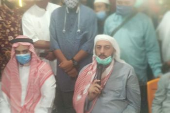 Syekh Ali Jaber terkena tusukan sedalam delapan sentimeter