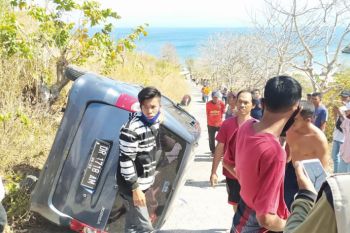 Gara-gara rem blong, mobil Daihatsu Xenia terbalik saat menuju Pantai Pink (Video)