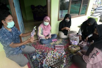 Pelatihan pembuatan kerajinan dari sampah pelastik