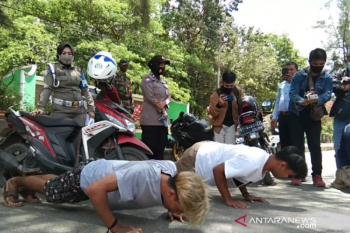 Warga tak bermasker kena sanksi "push up" 20 kali di Kendari