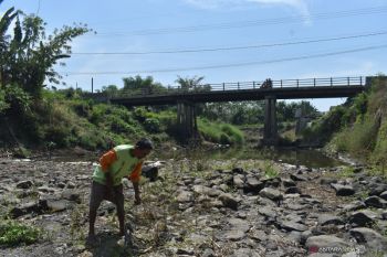 Sungai Jeroan Madiun Mengering