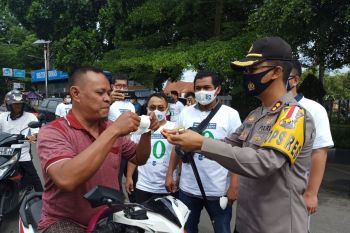 Dukung gerakan ayo pakai masker, Balai Wartawan Luak Limopuluah bagikan 2.000 masker