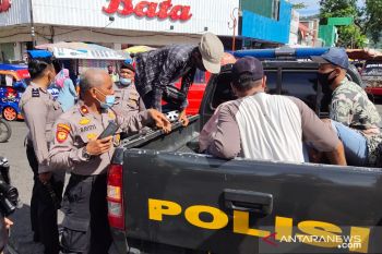 Polresta Padang kembali amankan empat preman di Pasar Raya, satu diantaranya perempuan