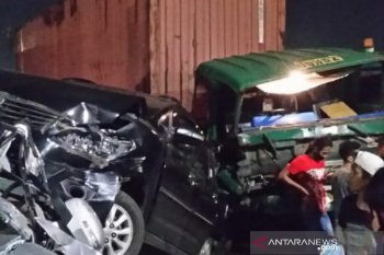 Truk trailer dan minibus di Jakarta Utara tabrakan beruntun