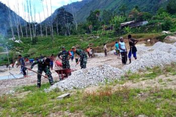 Anggota Babinsa bantu warga Makki kumpulkan material bangunan rumah ibadah