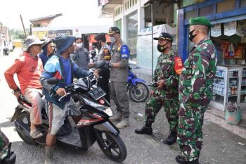 Petugas gabungan Wonosobo sita KTP warga tak kenakan  masker