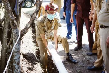 Bupati Pesisir Barat lakukan peletakan pipa pertama pembangunan SPAM