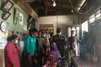 11 tahun dambakan kursi roda, Hendrajoni akhirnya penuhi keinginan Nurhayati