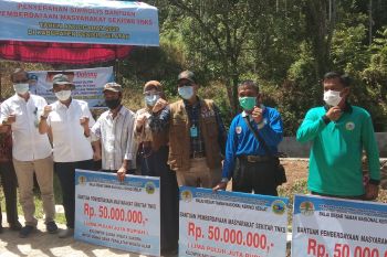 BBTNKS serahkan bantuan pemberdayaan masyarakat sekitar hutan