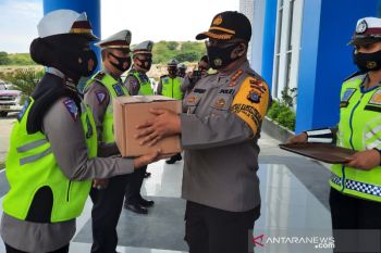 Ditlantas Polda Sulteng  bagi-bagi sembako kepada warga kurang mampu