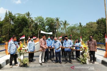 Bupati Bantul meresmikan dua jembatan bantuan BNPB di Pajangan
