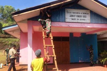 Prajurit Bintaldam XVII/Cenderawasih kerja bakti rumah ibadah Gereja Pantekosta