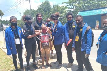 Mahasiswa Uncen bagikan masker untuk warga kota Jayapura