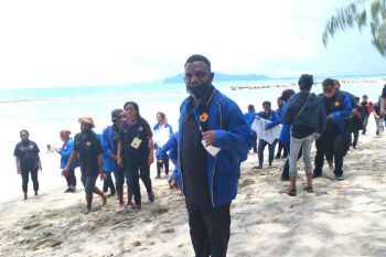 Mahasiswa PPKN Uncen Jayapura bersihkan coretan vandalisme