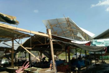 Puluhan lapak di Pasar Renteng nyaris roboh disapu angin puting beliung