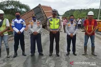 Jembatan di Pelalawan amblas, sebuah truk terjebak