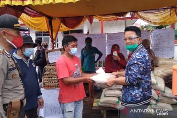 Indra Catri bagikan bantuan kepada korban kebakaran di Maninjau