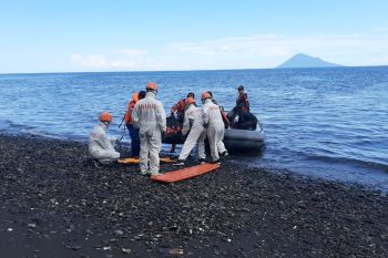 Basarnas Manado menggelar simulasi penyelamatan korban kebakaran kapal