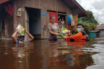 Ketua PKS pimpin dan terobos banjir bantu korban banjir Kasongan