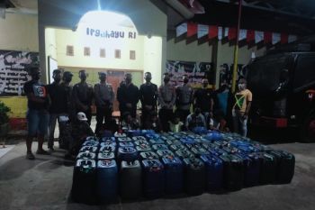 Ribuan liter miras jenis sofi disita serta tiga pria diamankan saat pindahkan dari perahu ke mobil pickup