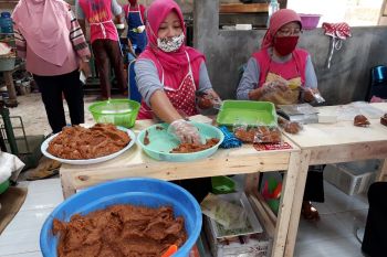 Omzet usaha sambal pecel di Kediri naik saat pandemi COVID-19
