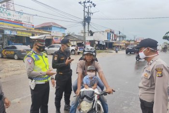 Polres Mesuji bagikan masker kepada pengguna jalan di Jalinsum