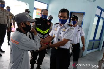 Unsur maritim bantu warga Lombok Barat terdampak COVID-19